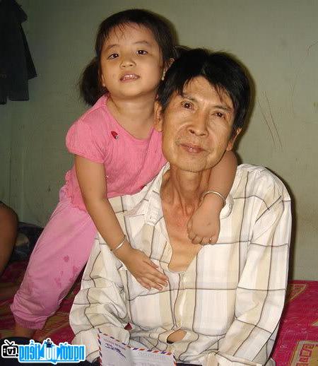Bức ảnh nghệ sĩ cải Lương Dũng Thanh Lâm cùng cháu gái