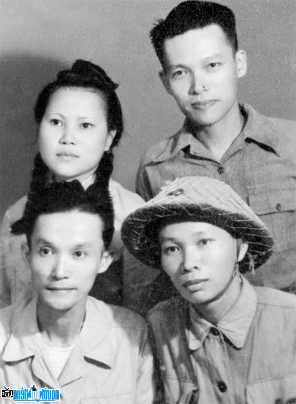 Nhà thơ Lưu Trùng Dương (đội mũ bộ đội) cùng các anh trai và chị dâu