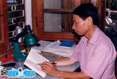 Nhà thơ Phạm Đình Ân bên bàn làm việc