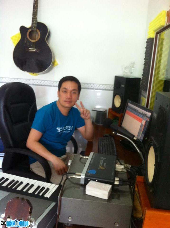 Hình ảnh nhạc sĩ Đỗ Đình Phúc nhí nhảnh trong phòng thu