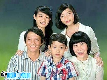 Nhà văn Thu Loan cùng gia đình