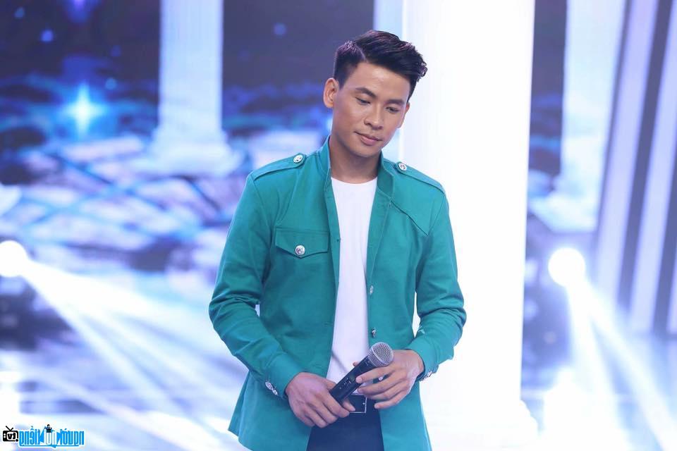 Hình ảnh ca sĩ Huỳnh Thật trên sân khấu
