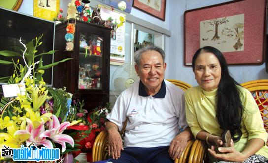 Nhà văn Nguyễn Quang Hà và vợ