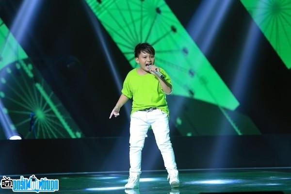 Ca sĩ Thiên Phúc trong cuộc thi Việt Nam Idol
