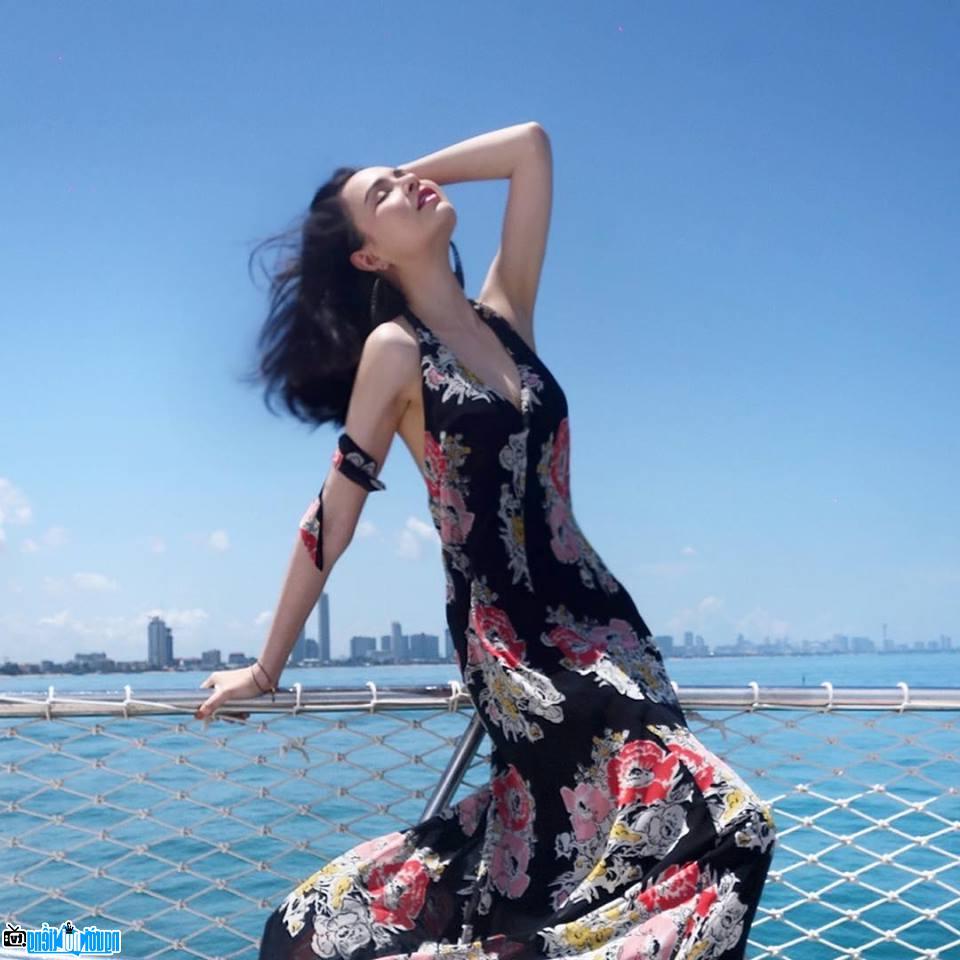 Jessica Amornkuldilok xinh đẹp duyên dáng trong một bức ảnh trên biển
