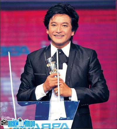 Hình ảnh nghệ sĩ Trọng Phúc nhận giải giải HTV Awards năm 2010