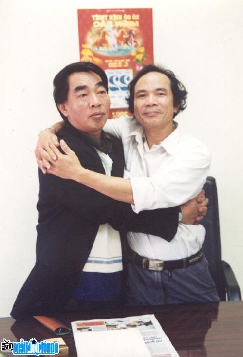 Nhà thơ Hoàng Trần Cương (phải) và Nhà thơ Nguyễn Trọng Tạo