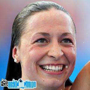 Một hình ảnh chân dung của VĐV bơi lội Ariana Kukors