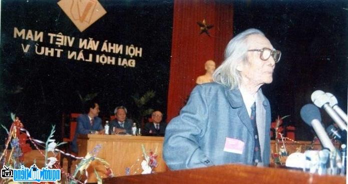 Nhà thơ Lê Đại Thanh phát biểu tại Đại hội Hội Nhà văn năm 1995