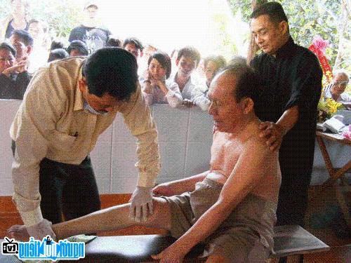 Bác sĩ Võ Hoàng Yên đang chữa trị cho bệnh nhân