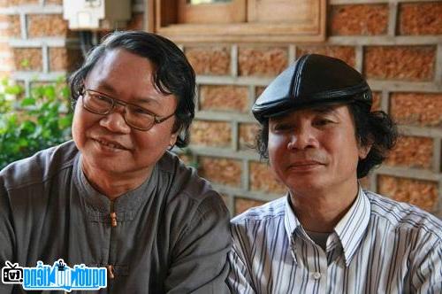 Nhà văn Khôi Vũ (bên phải) và Nhà thơ Nguyễn Trọng Tạo