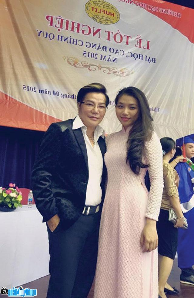 Nghệ sĩ Linh Tâm cùng con gái trong lễ tốt nghiệp