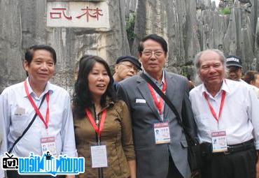 Nhà thơ Nguyễn Vũ Tiềm (thứ 2 bên trái) cùng đoàn nhà văn Việt Nam