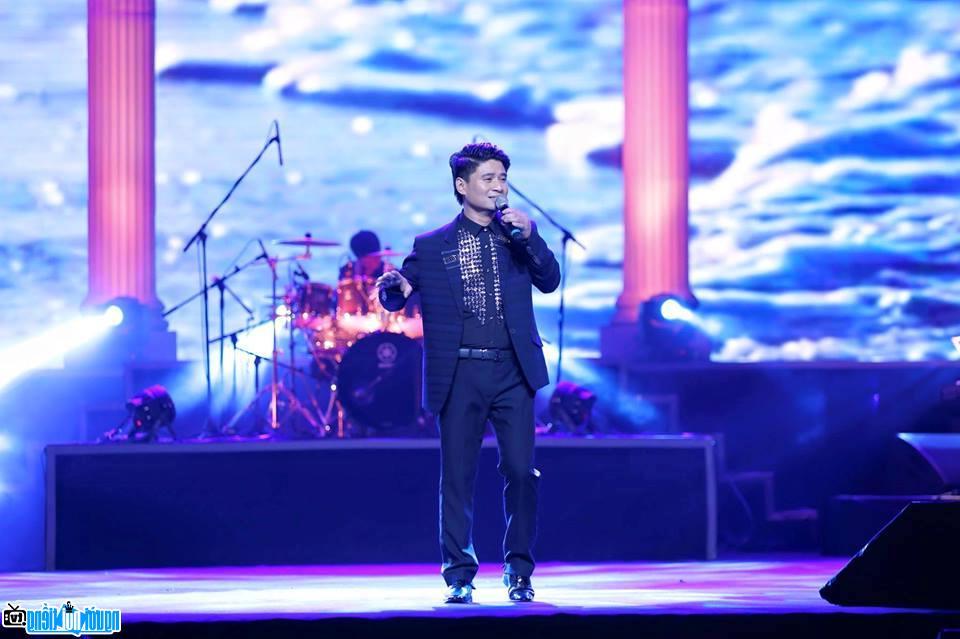 Hình ảnh ca sĩ Tấn Minh trên sân khấu