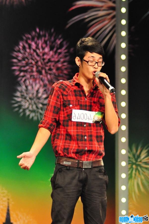 Hình ảnh nam ca sĩ Phạm Trần Phương trong một chương trình âm nhạc tại một trường đại học