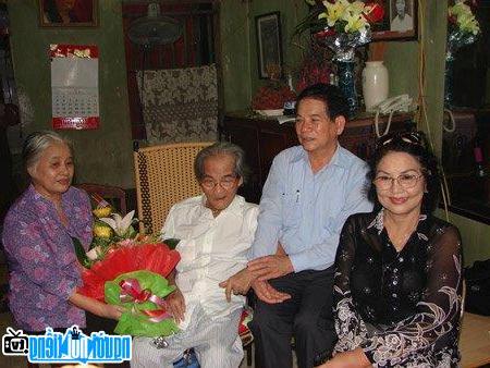 Nhà văn Sơn Tùng gặp gỡ Nguyên chủ tịch nước Nguyễn Minh Triết và diễn viên Kim Chi