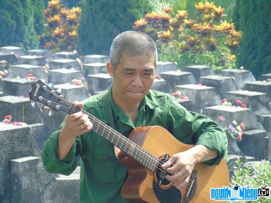Nhạc sĩ Trương Quý Hải hát ca khúc về đây đồng đội ơi giữa Nghĩa trang