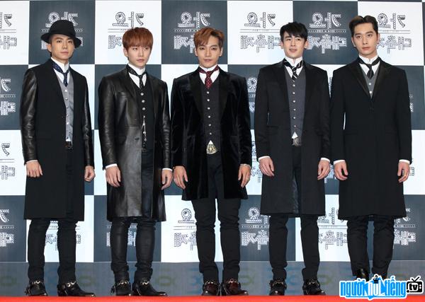 Nhóm 2PM hiện tại với 5 thành viên