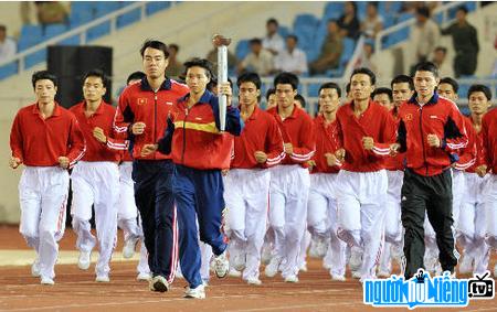 VĐV nhảy cao Bùi Thị Nhung châm đuốc tại Asian Indoor Games III