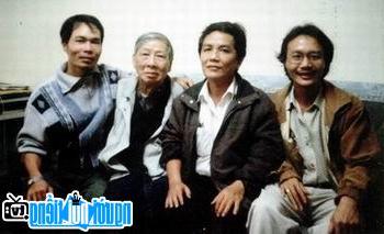 Nhà thơ Phạm Hổ (thứ hai từ phải sang) cùng các nhà văn - nhà giáo Bình Định
