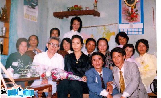 Nhà văn Vi Hồng (người đeo kính) trong một lần gặp gỡ với sinh viên Trường Đại học Sư phạm Việt Bắc