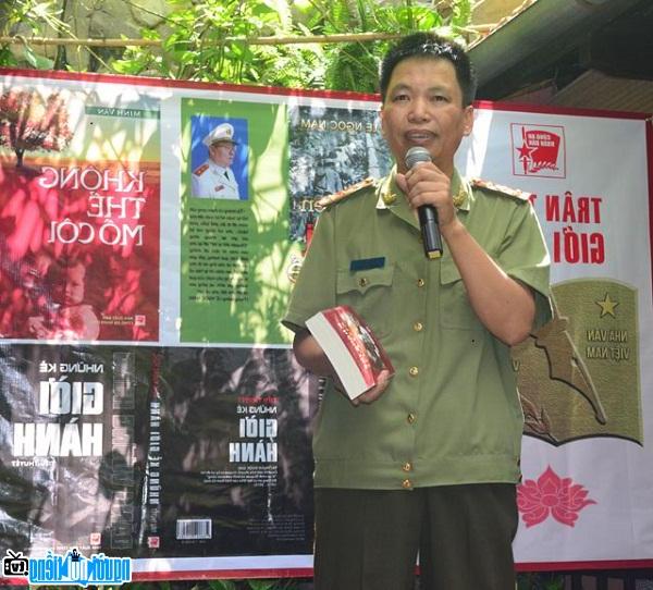 Nhà văn Đặng Vương Hưng trong buổi ra mắt sách
