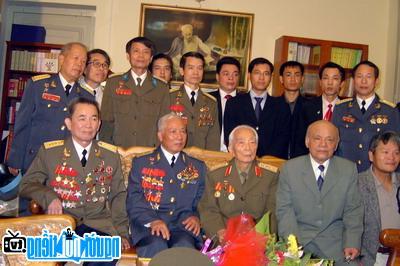 Thiếu tướng Nguyễn Hồng Nhị và đồng đội trong cuộc gặp gỡ đại tướng Võ Nguyên Giáp