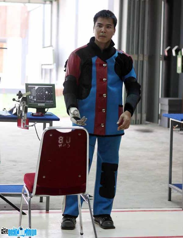 Xạ thủ Nguyễn Duy Hoàng thi đấu tại SEA Games.