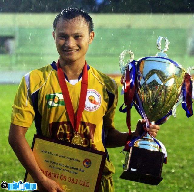 Hình ảnh cầu thủ Nguyễn Trọng Hoàng nhận Cup