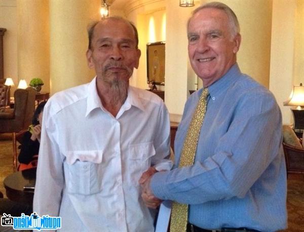 Đại tá Nguyễn Văn Bảy gặp gỡ thiếu tá phi công hải quân Charlie Plumb