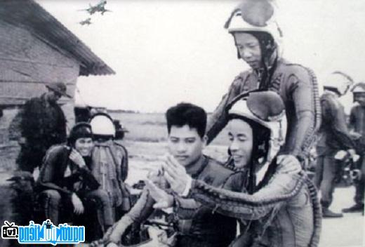 Phi công Nguyễn Nhật Chiêu và đồng đội Phạm Thanh Ngân