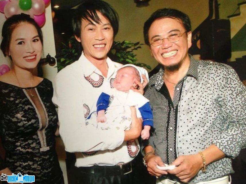 Gia đình nghệ sĩ Hồng Tơ cùng với nghệ sĩ Hoài Linh