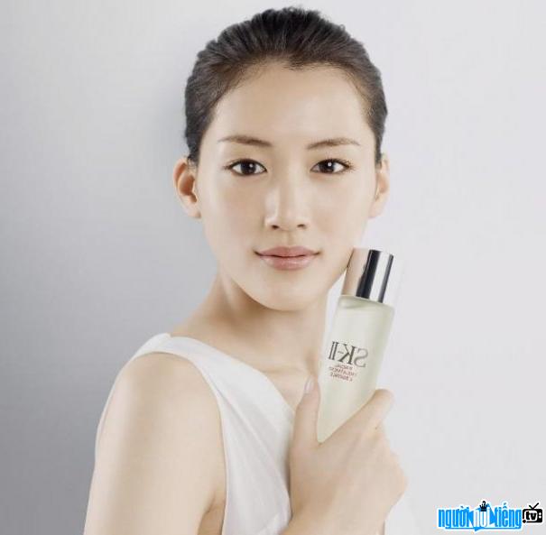 Hình ảnh nữ diễn viên Ayase Haruka trong một quảng cáo mỹ phẩm