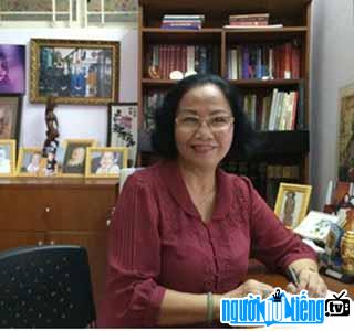 Nhà báo Nguyễn Thị Kim Cúc bên bàn làm việc