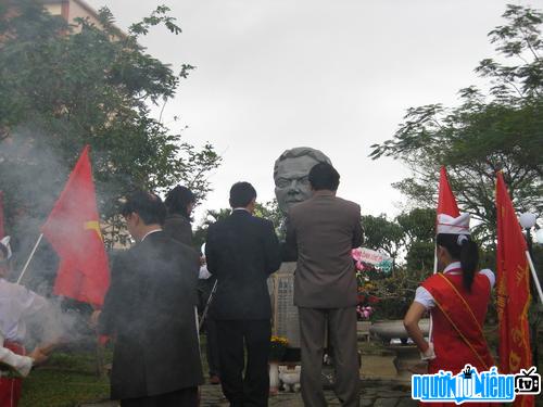 Hình ảnh các ban ngành trên và các em học sinh ở TP Đà Nẵng đến viếng tượng đài anh hùng Lê Độ
