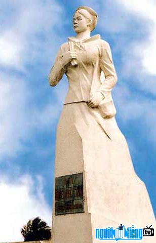 Hình ảnh tượng đài anh hùng Mạc Thị Bưởi tại Hải Dương