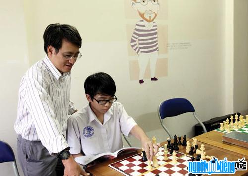 Hình ảnh Từ Hoàng Thông tại ngôi trường dạy cờ vua của chính mình