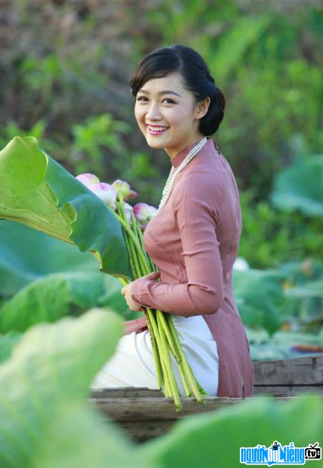 Nguyễn Thu Hà khoa sắc cùng hoa sen