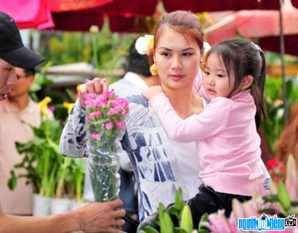 Phạm Thị Kim Huệ cùng con gái xinh xắn.