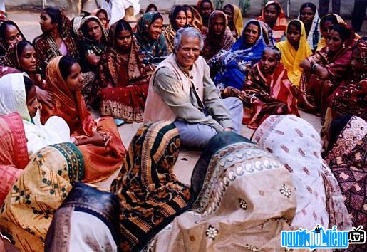 Muhammad Yunus cũng những người phụ nữ vay vốn tại Bangladesh