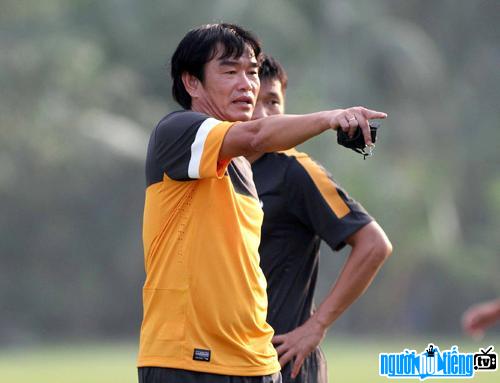 Hình ảnh huấn luyện viên Phan Thanh Hùng trên sân bóng