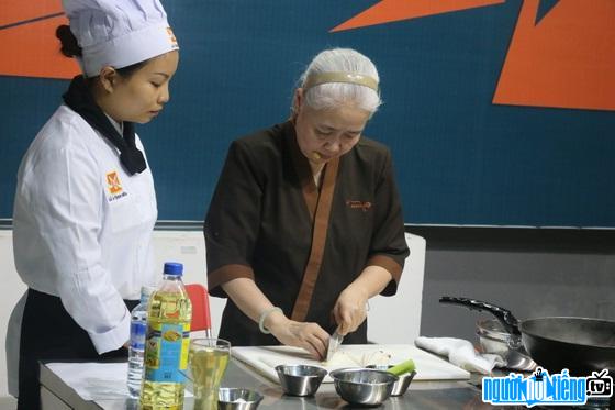 Hình ảnh đầu bếp Nguyễn Dzoãn Cẩm Vân trong một chương trình dạy nấu ăn