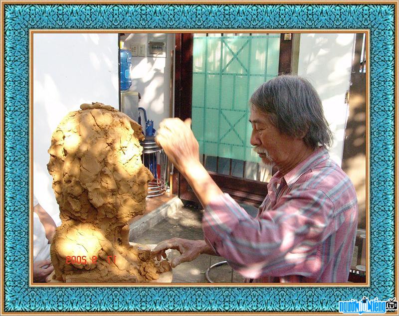 Trương Đình Quế đang thực hiện điêu khắc