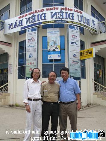 Nhạc sĩ Đinh Trầm Ca và 2 người bạn tại bưu điện Điện Bàn