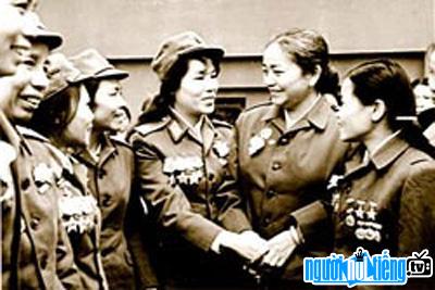 Nguyễn Thị Định đang gặp gỡ các nữ chiến sĩ trong đội quân tóc dài