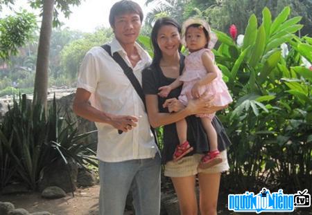 Nguyễn Duy Bằng bên vợ và con gái