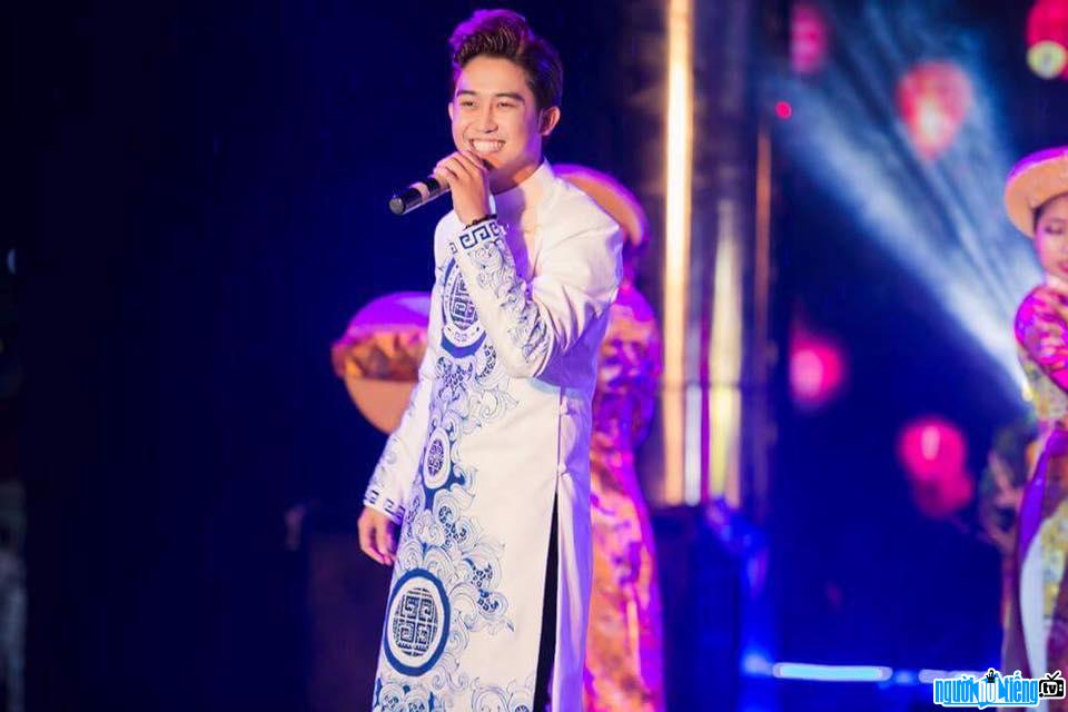 Hình ảnh nam ca sĩ Trương Quốc Bảo đang biểu diễn trên sân khấu