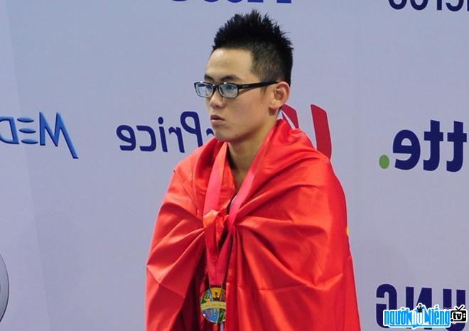 Lâm Quang Nhật nhận HCV khi phá kỷ lục nội dun 1500m.