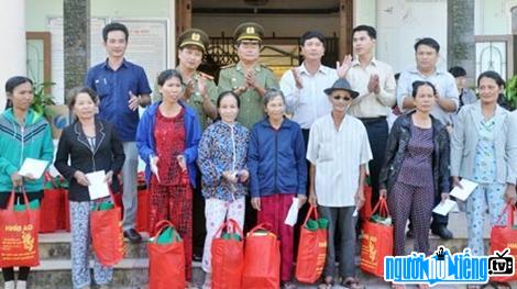 Hình ảnh Trung tướng Châu Văn Mẫn cùng các nhà tài trợ tặng quà cho người nghèo