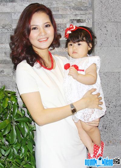 Bức ảnh hoa hậu Trần Thị Quỳnh cùng con gái